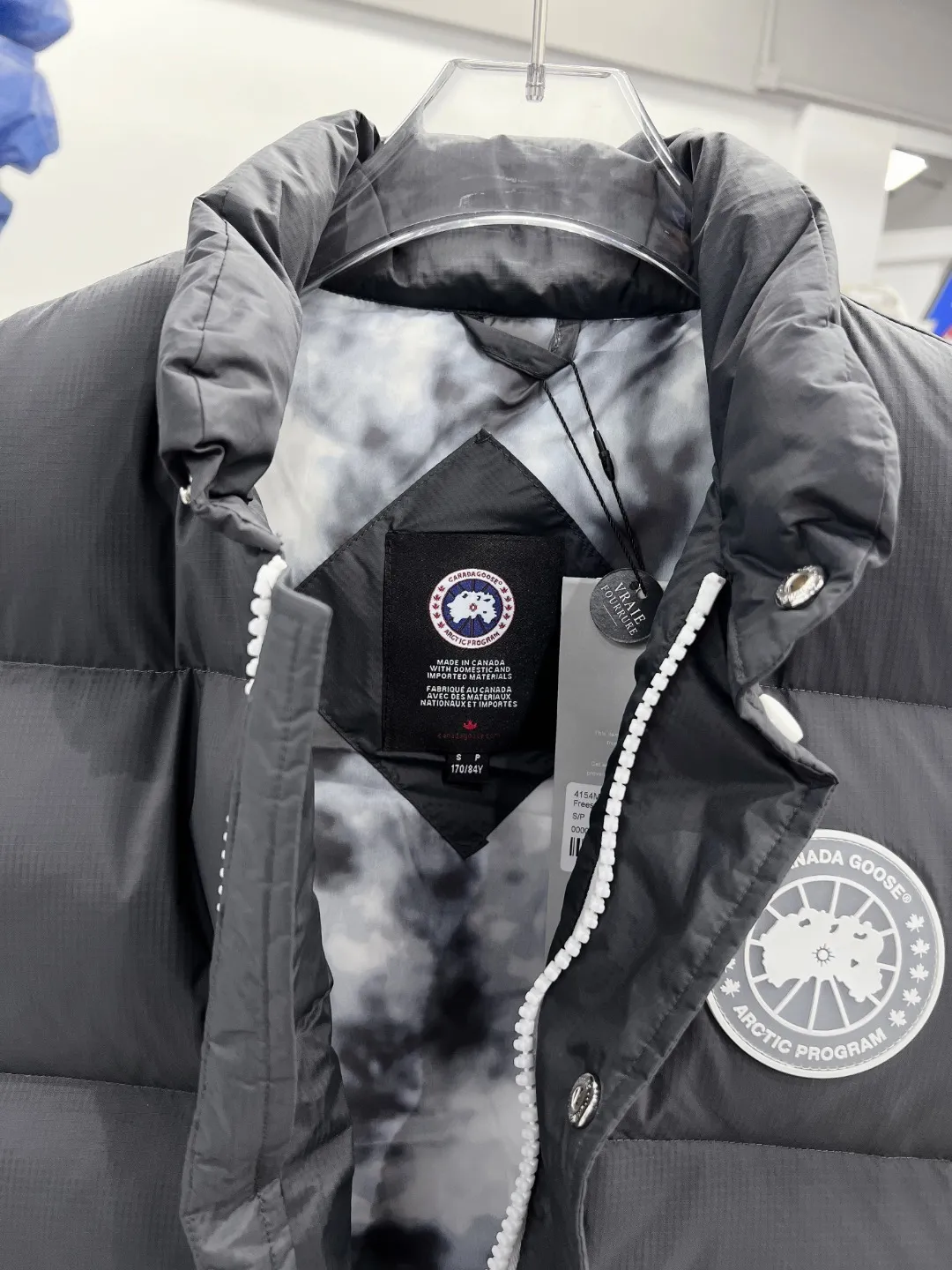 P480 𝗖𝗔𝗡𝗔𝗗𝗔 𝗚𝗢𝗢𝗦𝗘/Canada Goose White Label Glacier Vest Down Jacket Freestyle Vest THEICON This excellent down-filled vest can be freely layered with a variety of clothes, making it a favorite during the changing seasons. It's classic, versatile and provides excellent warmth. The Northern Lights capsule collection is reimagined in rich tones inspired by the stunning colors of Canada's north. The Glacial Haze capsule collection is revamped with a striking and layered color palette that evokes the feeling of being caught in the mist surrounding icebergs and glaciers. The top original replica version refers to the highest version in China (there is no one) (it is a piece of craftsmanship to make a piece of clothing that is ZP when placed in the counter) 1⃣ Made of original custom-made double plain 9500-100% nylon nylon fabric, windproof, waterproof and stain-resistant 2⃣ Filled with national standard Guangzhou Inspection white duck down, the amount of down is more than twice that of ordinary goods.  3⃣The zipper is customized from Yoshida YKK factory, with clear engraving and perfect and smooth texture. 4⃣Collar label, armband, back label, hangtag, complete anti-counterfeiting mark. Color: black, white, mood blue, melted water blue, graphite gray, purple. Size: XS S M L XL XXL